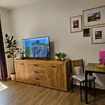 Johnis Fewo, Naehe Stadtzentrum - Uni In Sehr Ruhiger Lage Mit Terrasse Und Eigenem Parkplatz דירה *