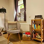 Johnis Fewo, Naehe Stadtzentrum - Uni In Sehr Ruhiger Lage Mit Terrasse Und Eigenem Parkplatz דירה