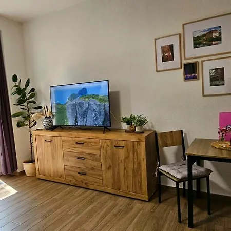 Johnis Fewo, Naehe Stadtzentrum - Uni In Sehr Ruhiger Lage Mit Terrasse Und Eigenem Parkplatz Apartament *