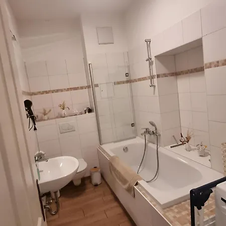 Johnis Fewo, Naehe Stadtzentrum - Uni In Sehr Ruhiger Lage Mit Terrasse Und Eigenem Parkplatz דירה קוטבוס