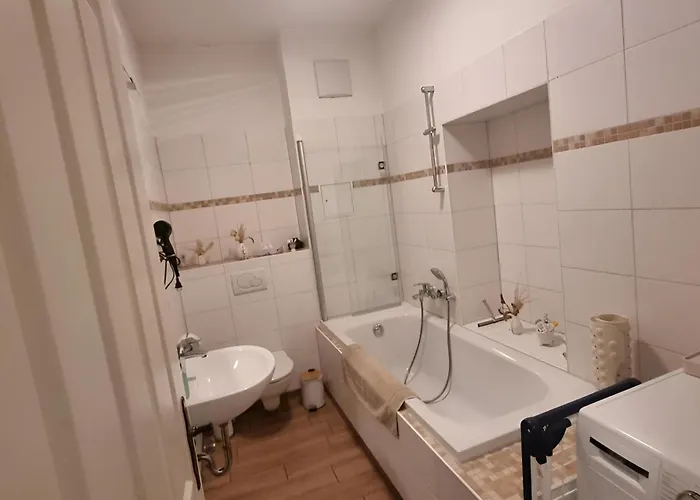 Johnis Fewo, Naehe Stadtzentrum - Uni In Sehr Ruhiger Lage Mit Terrasse Und Eigenem Parkplatz Lägenhet Cottbus